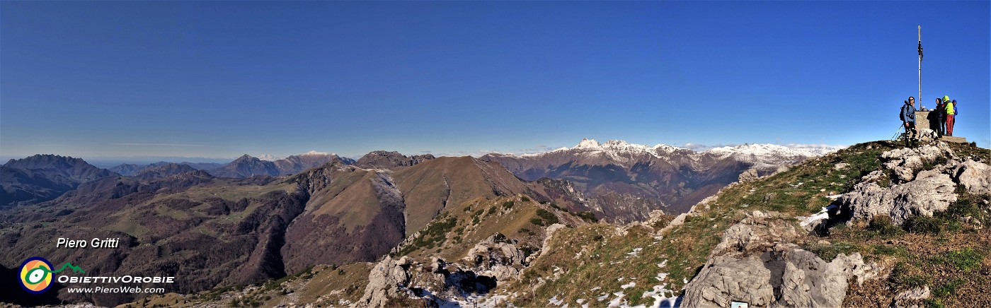 55 Dalla vetta del Venturosa vista verso Val Taleggio ed oltre.jpg